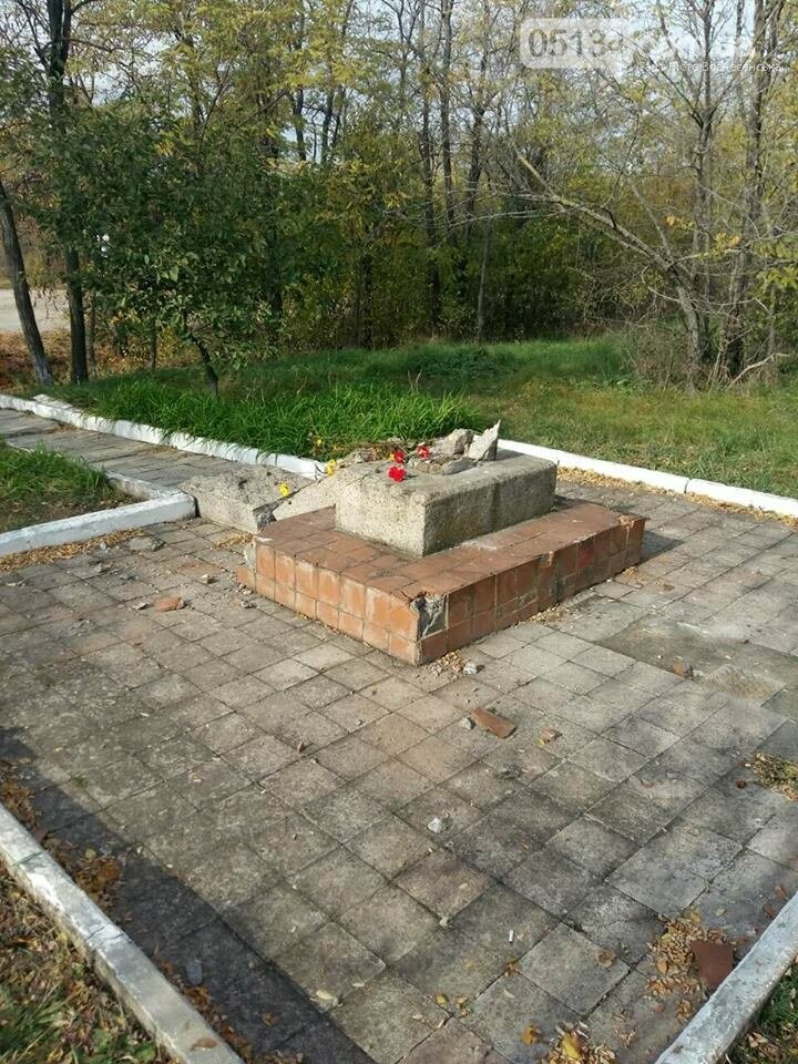 Поблизу Мар’їної Рощі невідомі зруйнували пам’ятник капітан..., фото-1 Поблизу Мар’їної Рощі невідомі зруйнували пам’ятник капітана Олексія Осадчого (ФОТО), фото-1