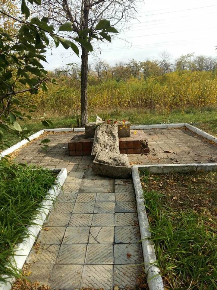 Поблизу Мар’їної Рощі невідомі зруйнували пам’ятник капітан..., фото-2 Поблизу Мар’їної Рощі невідомі зруйнували пам’ятник капітана Олексія Осадчого (ФОТО), фото-2