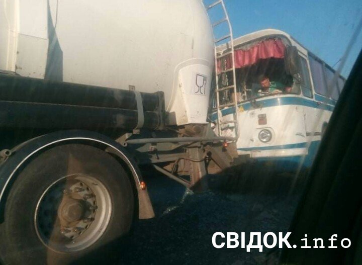 У Вознесенську пасажирський автобус врізався у вантажівку,..., фото-1 У Вознесенську пасажирський автобус врізався у вантажівку, - ФОТО, фото-1