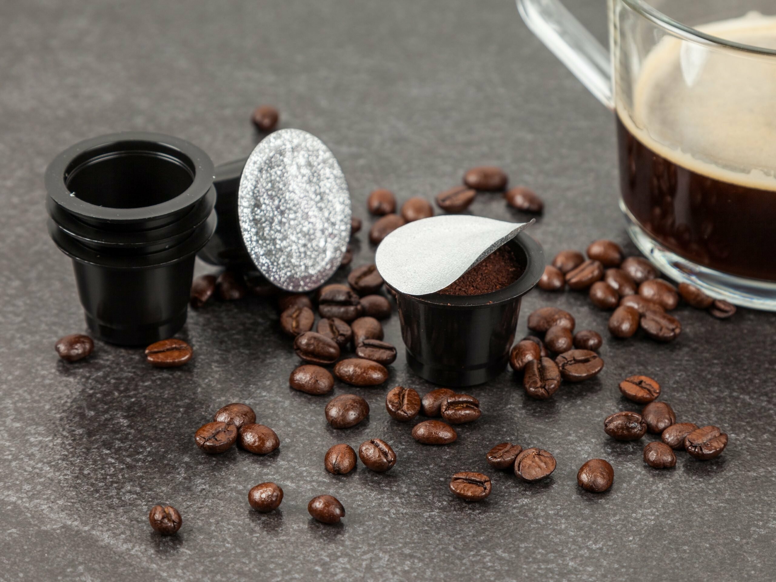 Молотый кофе в капсулах. Кофейные капсулы. Капсульный кофе. Капсулы кофе для кофемашины. Капсулированный кофе.